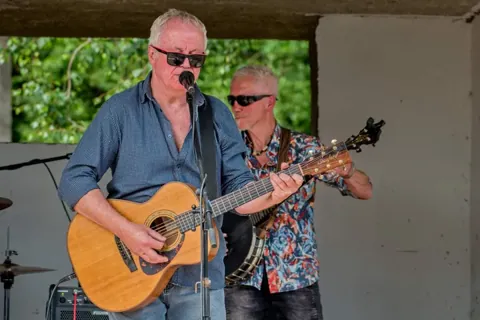 Lehká noha — muzikanti při živém vystoupení