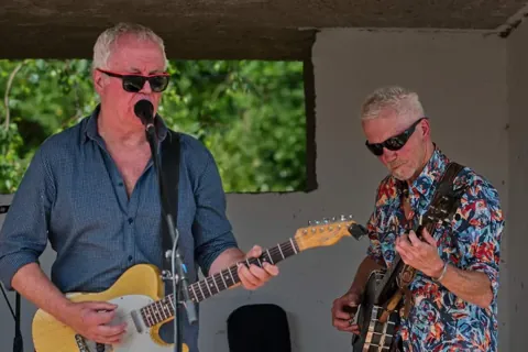 Lehká noha — muzikanti při živém vystoupení